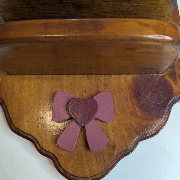 HeartCutout With Bow Accent Wooden Thimble/Washcloth Holder Shelf Display - Picture 2 of 9